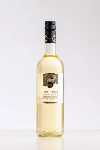 <div style="letter-spacing:6px;font-size:70%"> 2025 </div> Chardonnay Spätlese <br><small> trocken </small>